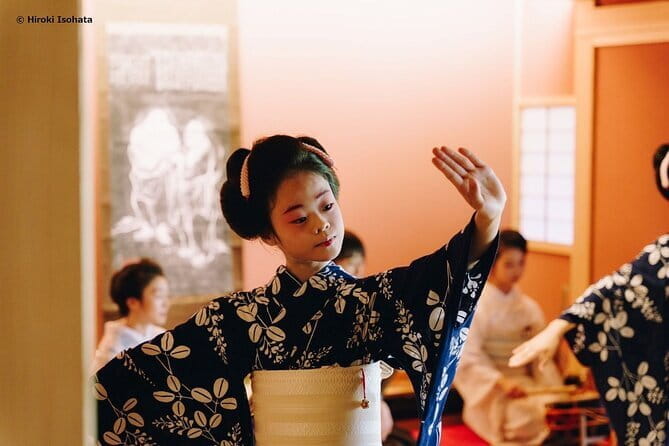 A Traditional Tatami Room Dance by Sumiyoshi Shachu Kagoshima - Overview of the Experience