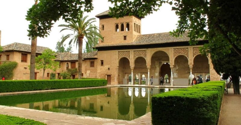 Granada: Alhambra and Generalife Gardens Guided Tour - Overview of the Tour