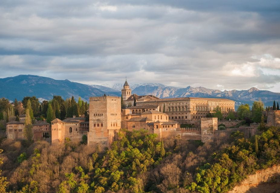 Granada: Alhambra, Generalife & Nasrid Palaces Guided Tour - Experience and Learning