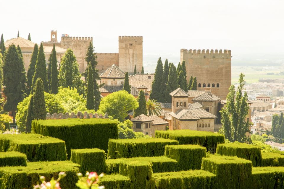 Granada: Alhambra, Generalife & Nasrid Palaces Guided Tour - Accessibility Information