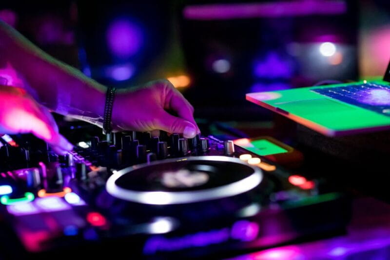 Palma De Mallorca: Night Boat Party With Live DJ - Food and Beverage Options