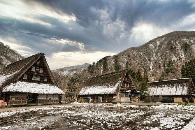 Takayama and Shirakawago/Photoshoot by Professional Photographer - Tour Overview and Experience