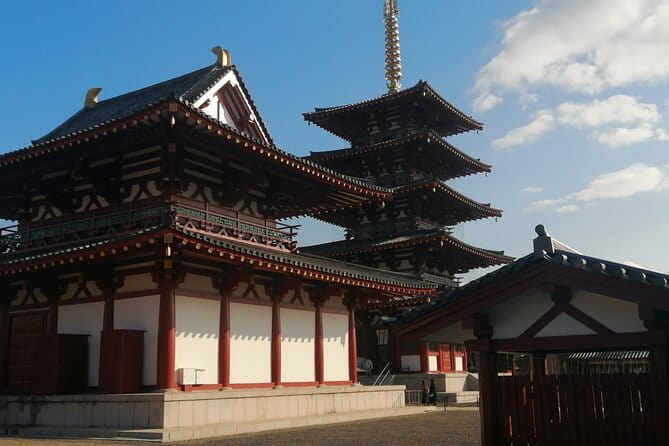 Walking Tour of Osakas 5 Must-See Sights, With Ramen for Lunch - Immerse in the Serenity of Shitennoji Temple