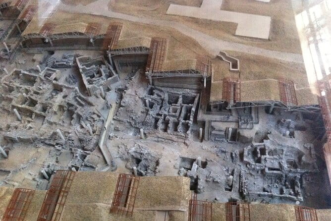 2-Day Santorini Bus Tour with Volcanic Cruise - Exploring the Sights: The Heart of the Tour