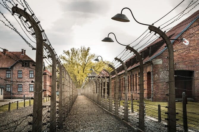 2 Days Tour to Auschwitz and Krakow from Warsaw - Key points / Takeaways