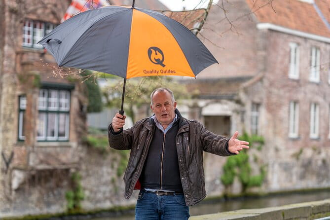 2-Hour Historical Walking Tour in Bruges with Praline Included - Introduction to the Tour and Its Allure