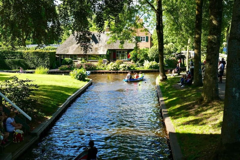 2 hour Luxury Private Closed Boat Tour with Local Guide - Discovering Giethoorn on a Luxury Private Boat