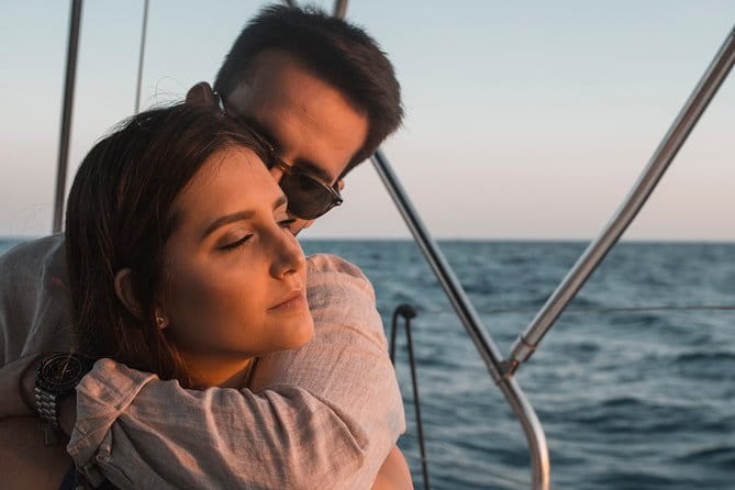 2-Hour Sailing Trip from Barcelona with open bar - Key Points