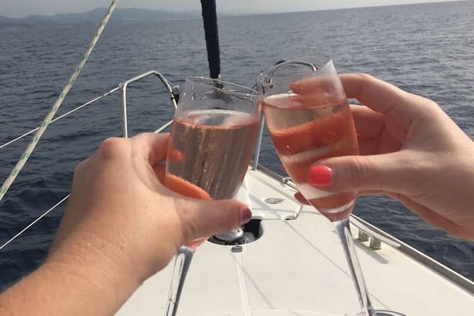 2-Hour Sailing Trip from Barcelona with open bar - In Summary: Who this Trip Works Best For