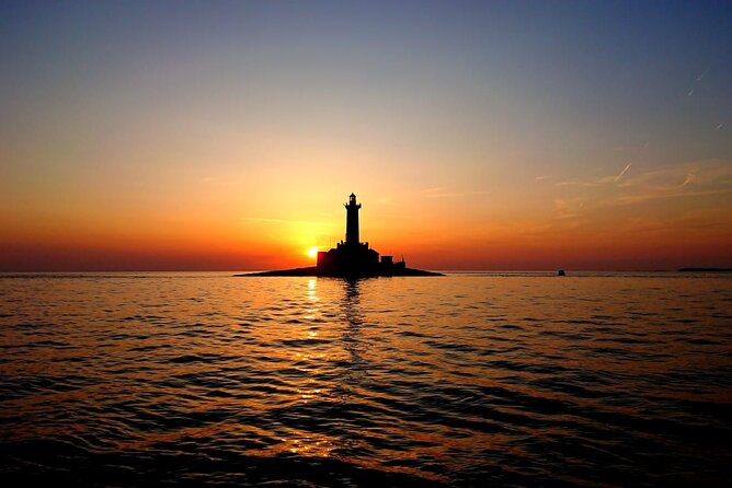 3 Hours Sunset and Dolphin Tour From Medulin With Sandra Boat - Tour Capacity and Duration