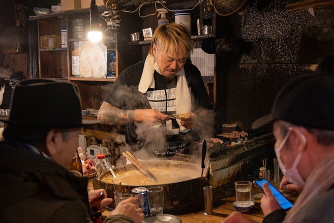 3-Hours Tokyo Local Bar & Izakaya Crawl in Shinjuku Area - Navigating the Neon Lights of Kabukicho