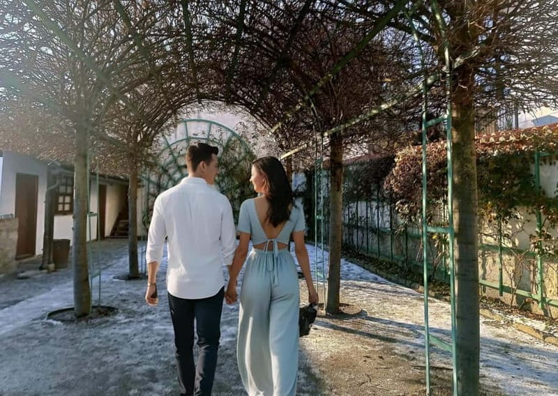 3h Royal Castle Tour, Interior, Pralines, Coffee & Dessert - Price and Logistics