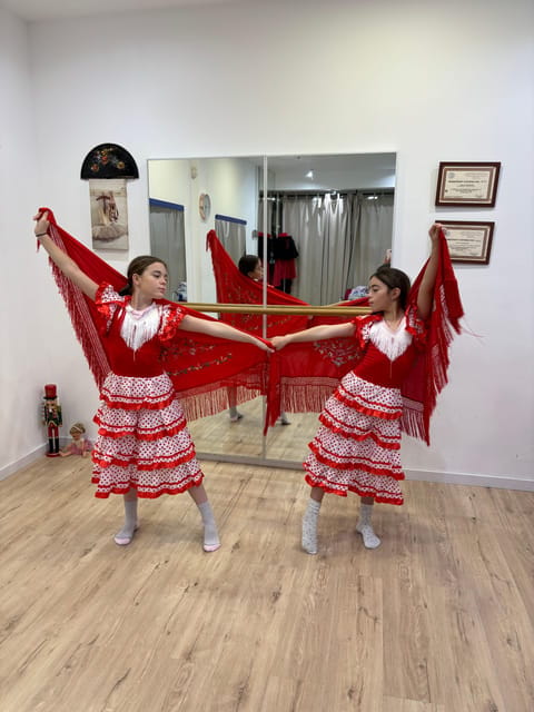 45 minutes flamenco dance class for family in Málaga - Why This Experience Works for Families