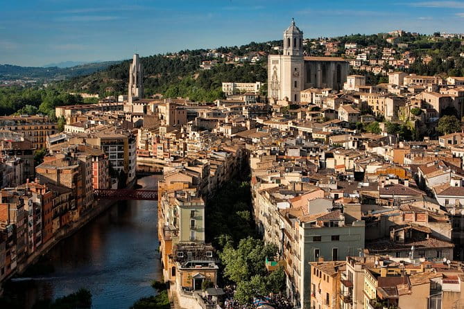 6 hours private tour of Girona: GAME OF THRONES from Barcelona with pick up - Walking Along the Onyar River: A Visual Feast