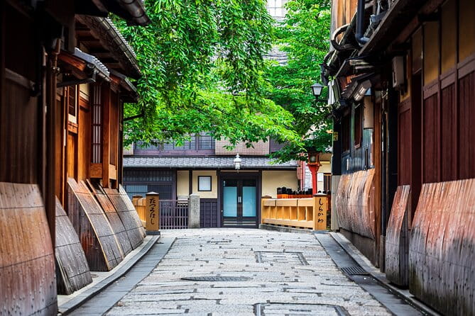 A Tour to Explore Kyotos Autumn Foliage at Kiyomizu-dera Temple - Reserving and Cancellation Policy