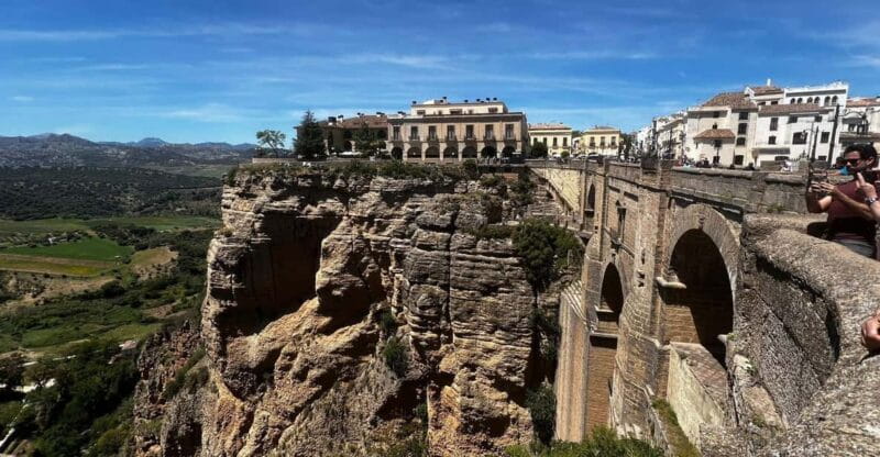 ab Mijas: Private VIP-Tour Ronda und Setenil de las Bodegas - Entering Ronda: A Town of Dramatic Cliffs and Historic Charm