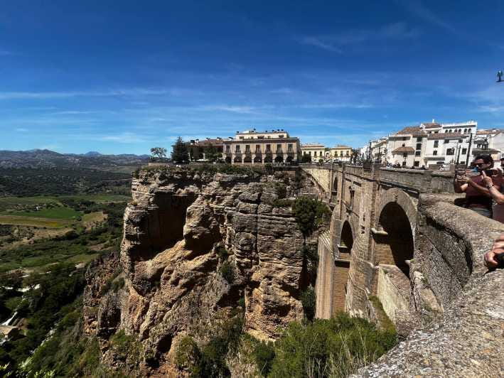ab Mijas: Private VIP-Tour Ronda und Setenil de las Bodegas - Discovering Setenil de las Bodegas: Houses Built Into the Rocks