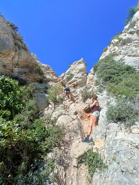 Absolut Calanques de Marseille. Canyons, fisher village and turquoise beach - Entering The Calanques: An Unforgettable First Step