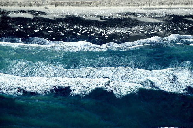 Airplane flight over glacier lagoons and Iceland's highest peak - Authentic Perspectives from Previous Travelers