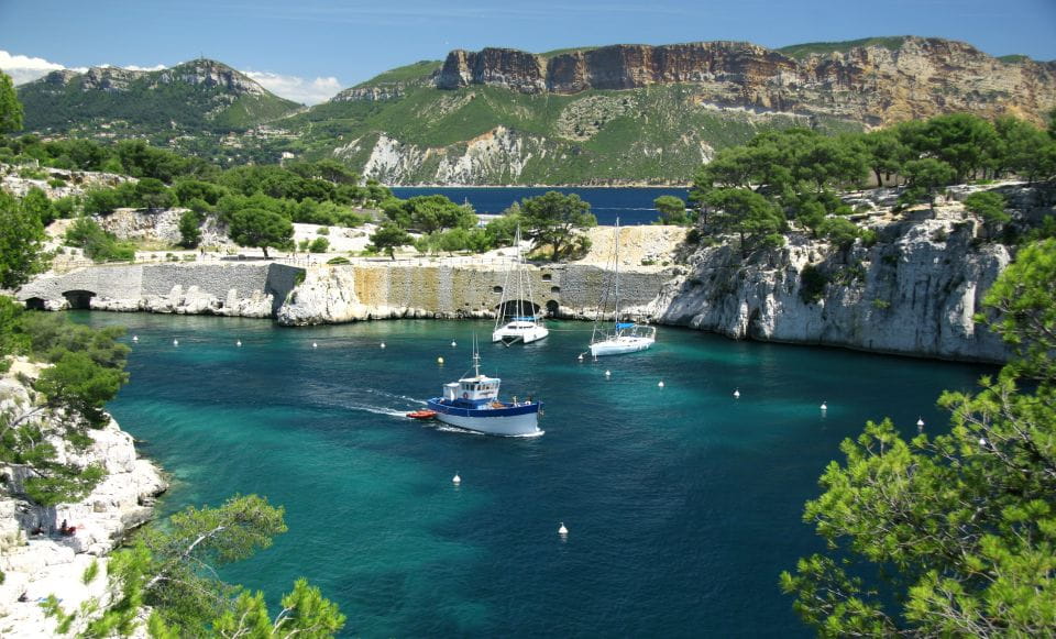 Aix-en-Provence: Cassis Boat Ride and Wine Tasting Day Tour - Walking Tour of Cassis