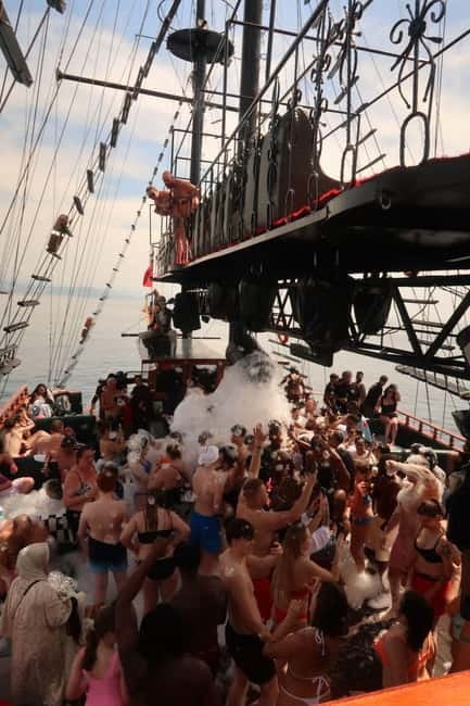 Alanya: Pirate Boat Party with Foam, Disco, Lunch & Drinks - Facilities and Comfort on Board