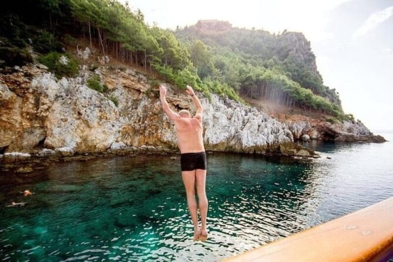 Alanya: Pirates Boat Trip with Lunch and Hotel Pickup - Lunch on Board: Barbecue and Refreshments