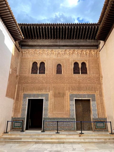 Alhambra and Nasrid Palaces Guided Tour with Tickets - Why This Tour Stands Out: An In-Depth Look