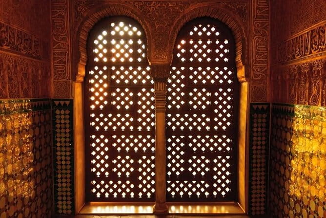 Alhambra and Nasrid Private Walking Tour with Food Tasting - The Gardens and Courtyards: A Breath of Freshness at Generalife