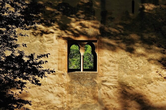 Alhambra and Nasrid Private Walking Tour with Food Tasting - Tasting Nasrid Cuisine in a Carmen