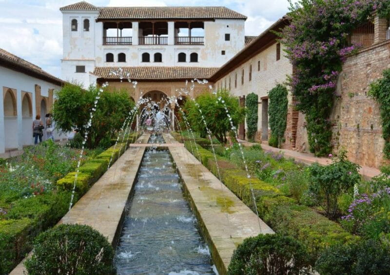 Alhambra & Generalife: Exclusive 3 hours Private Tour - Entering Granada’s Crown Jewel: What the Tour Covers