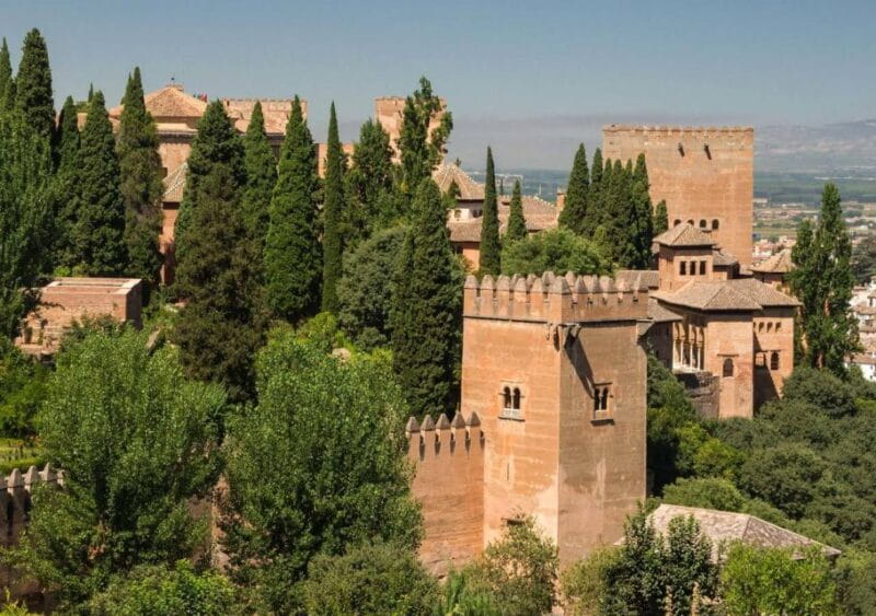 Alhambra & Generalife: Exclusive 3 hours Private Tour - The Value of a Knowledgeable Guide