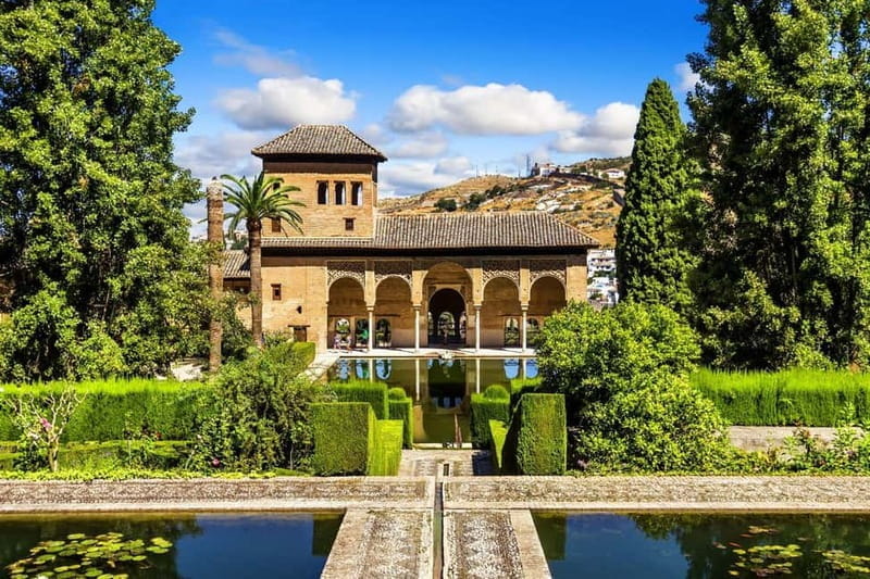 Alhambra Guided Tour with Nasrid Palaces & Gardens - Price and Value