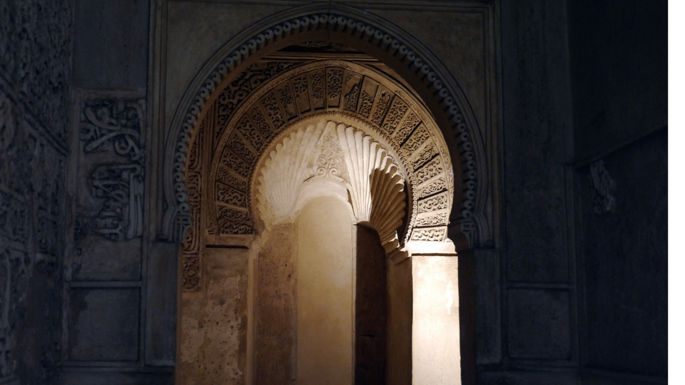Alhambra: Nasrid Palaces Guided Night Tour Without Tickets - Requirements and Inclusions