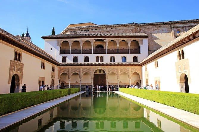 Alhambra palace Private tour with private local guide and admission tickets - Who Is This Tour For?