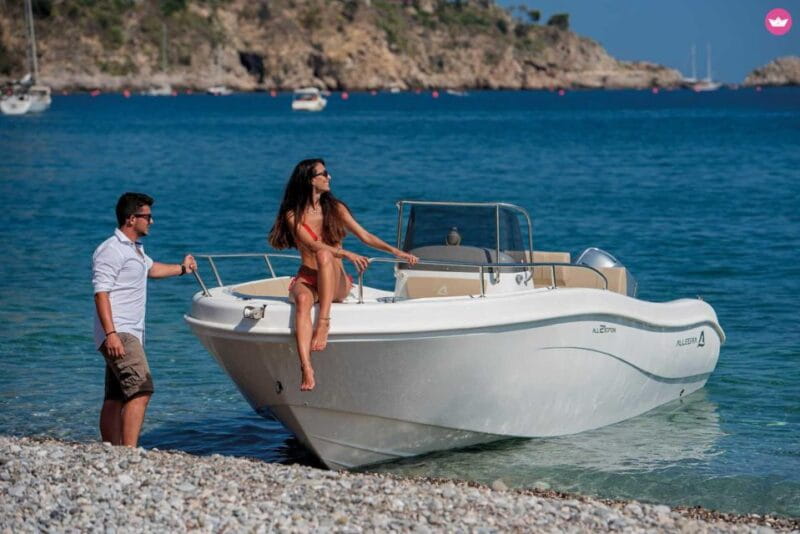 Allegra All21open motorboat rental on the Amalfi Coast - Setting Out from Madonnina Pier