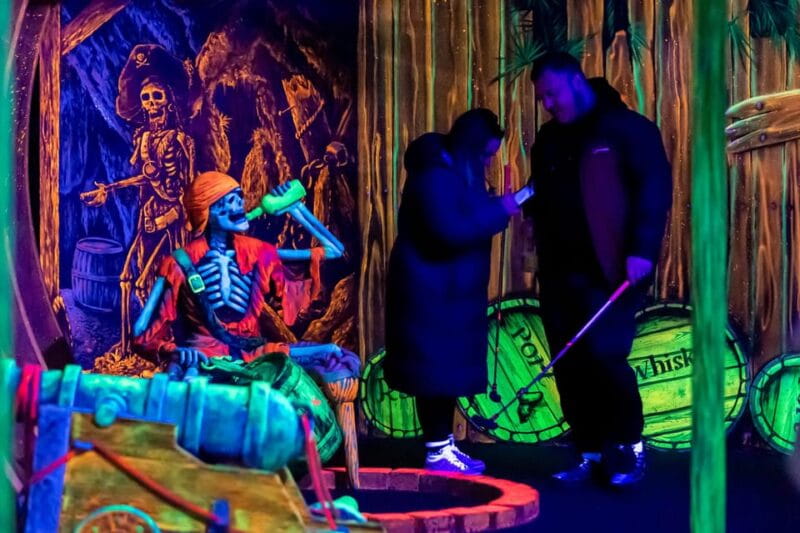 Aloha Amsterdam: 12-Hole Glow-in-the-Dark Mini-Golf - Entering the World of Glowing Mini-Golf
