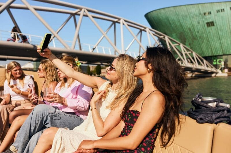 Amsterdam: Cozy Evening Canal Cruise With Open Bar Option - Key points / Takeaways