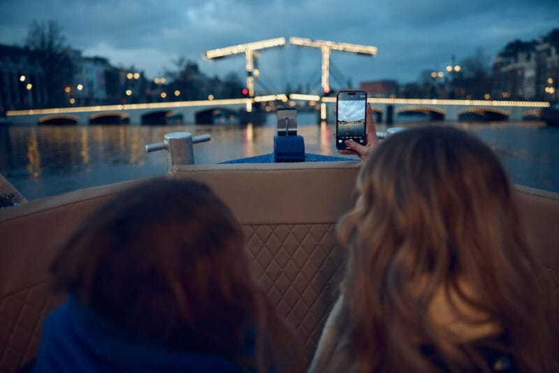 Amsterdam: Cozy Evening Canal Cruise With Open Bar Option - Who Should Book This Tour?