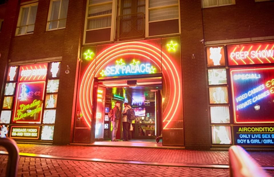 Amsterdam: Exclusive Red Light District Tour and Drink - Guided Experience