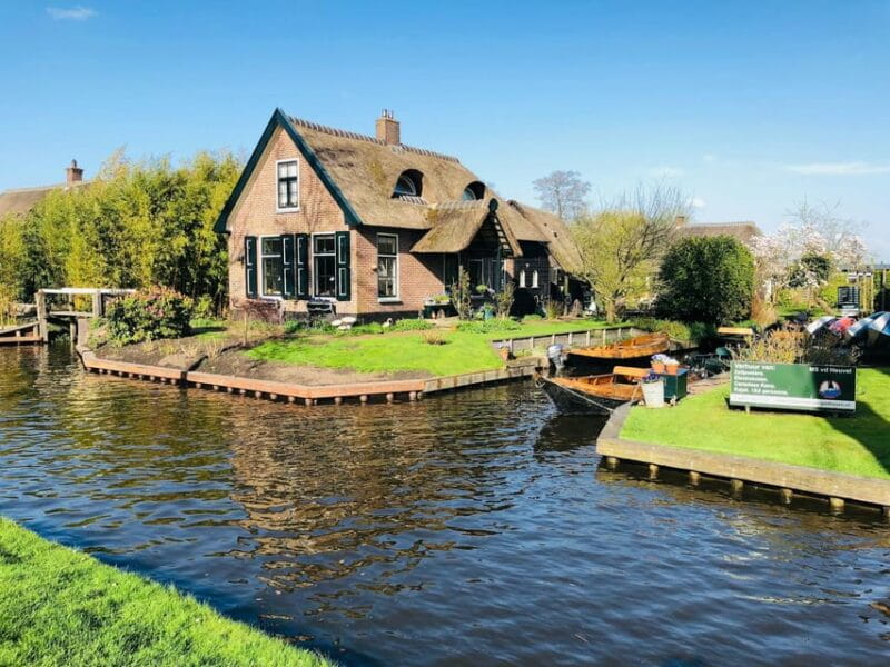 Amsterdam: Explore Giethoorn in a Private Tour with Driver - Entering The World of Giethoorn: A Fairytale Village