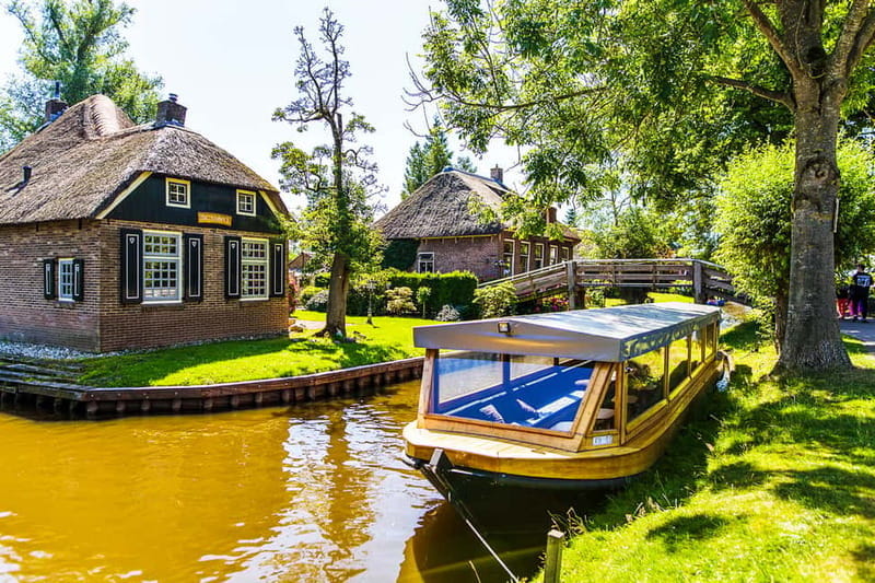 Amsterdam: Giethoorn Tour with Boat Ride & Afsluitdijk Visit - The Allure of Giethoorn: A Village Like No Other