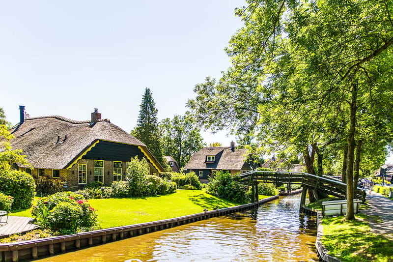 Amsterdam: Giethoorn Tour with Boat Ride & Afsluitdijk Visit - Visiting the Afsluitdijk: A Testament to Dutch Engineering