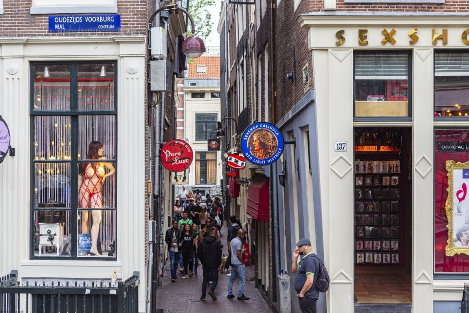 Amsterdam: Self-Guided Red Light District Photography Tour - Exploring the District