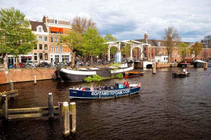 Amsterdam:Old City Canal Cruise with Live Guide and Open Bar - Key Points / Takeaways