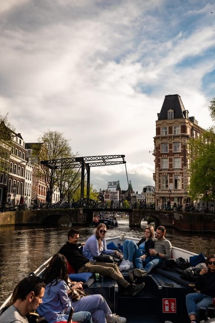 Amsterdam:Old City Canal Cruise with Live Guide and Open Bar - Who Would Love This?