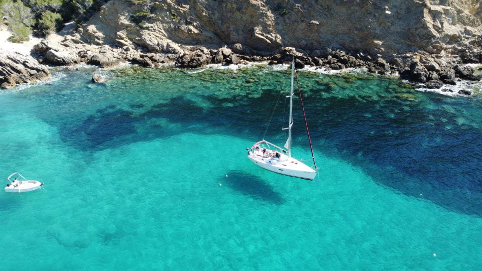 ANDRATX: ONE DAY TOUR ON A PRIVATE SAILBOAT - Included Services and Amenities