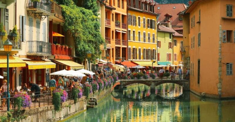Annecy: Express Walk with a Local in 60 minutes - Detailed Breakdown of the Tour