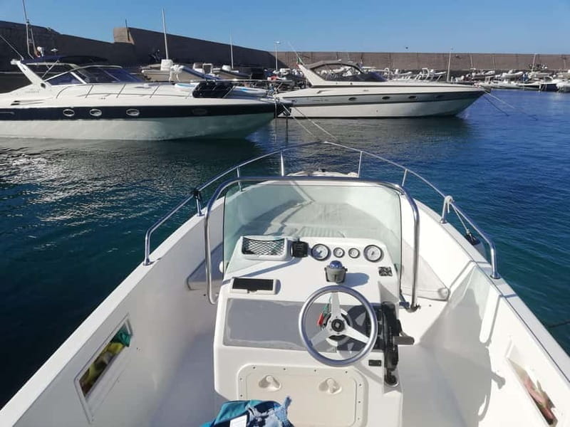 Aperitif on a boat at sunset at the Queen Cave - Key points / Takeaways