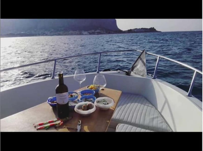Aperitif on a boat at sunset at the Queen Cave - Price and Value