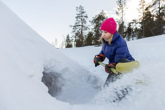 Arctic Day  A 6 hours Survival Workshop - Snowshoeing and Building a Quinzee